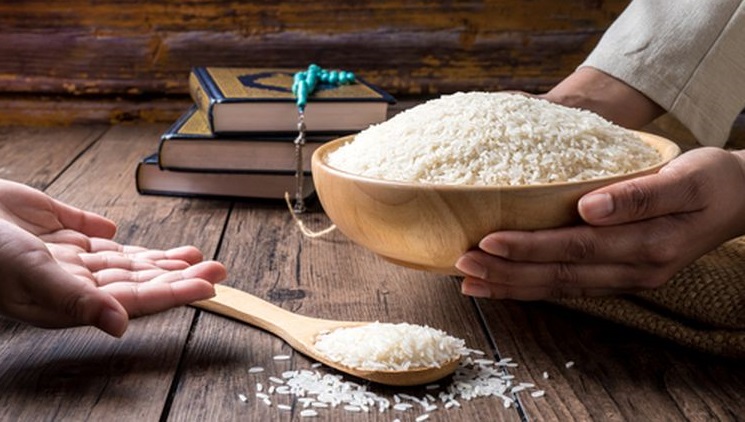 Kita Yang Butuh Zakat Fitrah, Bukan Mereka